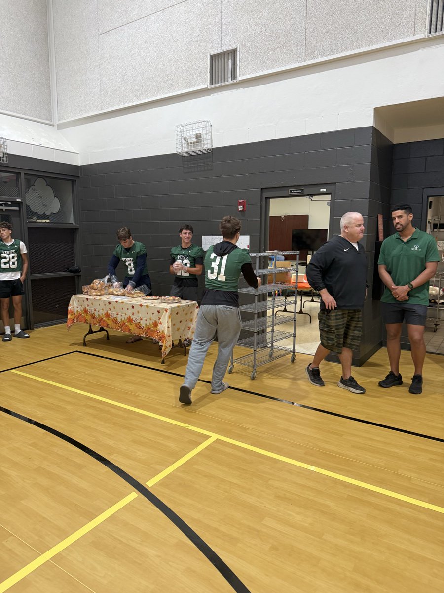 Players did great serving and waiting at the Salvation Army on thanksgiving day.
#ITSJUSTDIFFERENTHERE
#GIVEBACK