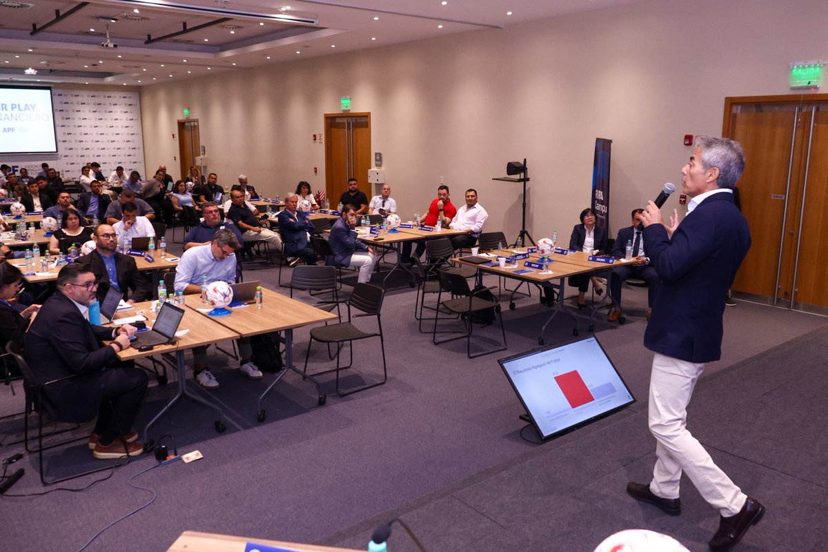APFOficial's tweet photo. Con la transparencia como gran objetivo ✅

Sigue su curso el Seminario de Fair Play Financiero FIFA - APF, con la misión de dotar a los clubes de las herramientas necesarias para una gestión ordenada y responsable, haciendo del nuestro un fútbol cada vez más sostenible. Luis Manfredi, consultor de FIFA (@fifacom_es) nos explica la aplicación práctica de indicadores financieros.

¡Comprometidos con los cimientos de nuestro fútbol!

#FPFParaguay ⚽️