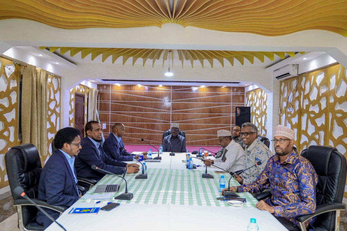 HimiloQParty's tweet photo. Madaxwaynihii hore ee dalka Mudane Shariif Shiikh Axmed iyo inta badan xubnaha madasha Samatabixinta Soomaaliyeed ayaa galinkii dambe ee maanta waxay kulan ku yeesheen Magaaladda Muqdisho, waxayna madaxdu diirrada saareen jahawareerka siyaasadeed ee ka taagan dalka. https://t.co/HFnDKl33G3