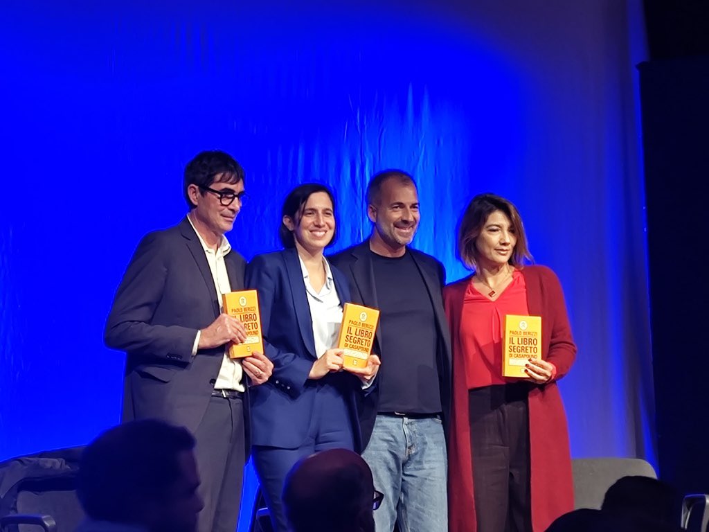 NFratoianni's tweet photo. Al #Tufello a Roma con @ellyesse e con Valentina Petrini alla presentazione del bel libro di @PBerizzi su #Casapound
#Antifa https://t.co/i8EV7gedbA