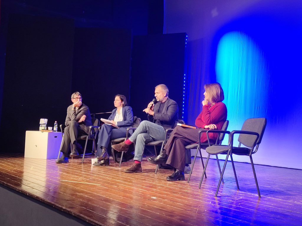 NFratoianni's tweet photo. Al #Tufello a Roma con @ellyesse e con Valentina Petrini alla presentazione del bel libro di @PBerizzi su #Casapound
#Antifa https://t.co/i8EV7gedbA