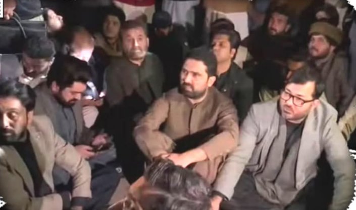 اڈیالہ جیل کے باہر روڈ پر بیٹھا یہ شخص چار کروڑ لوگوں کا وزیر اعلی ہے اسکے ساتھ یہ سلوک ان چار کروڑ لوگوں کی توہین ہے، نا آئین کو مانا جا رہا ہے نا قانون کو اور نا عدالتی احکامات کو۔