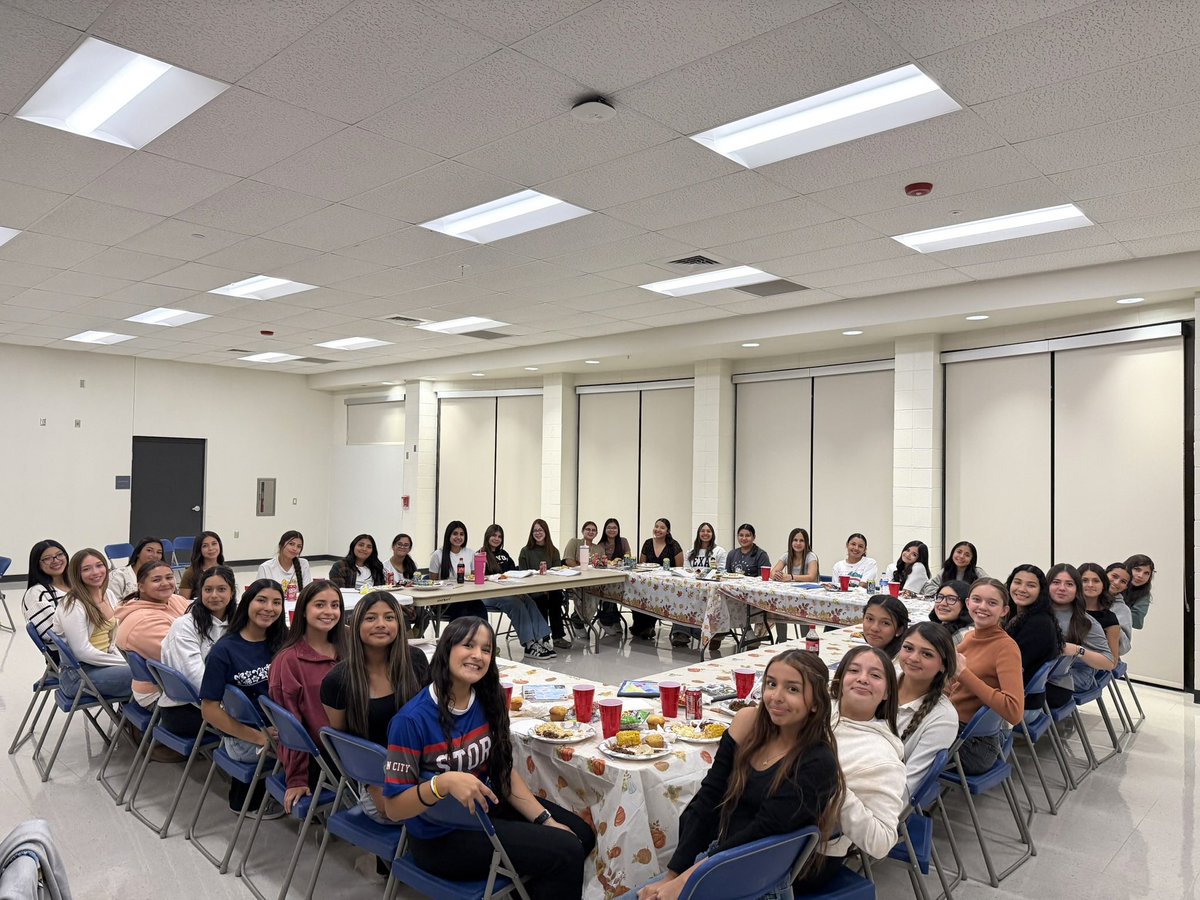 EastwoodSBall's tweet image. Happy Thanksgiving, from our family to yours 💛🥎💙