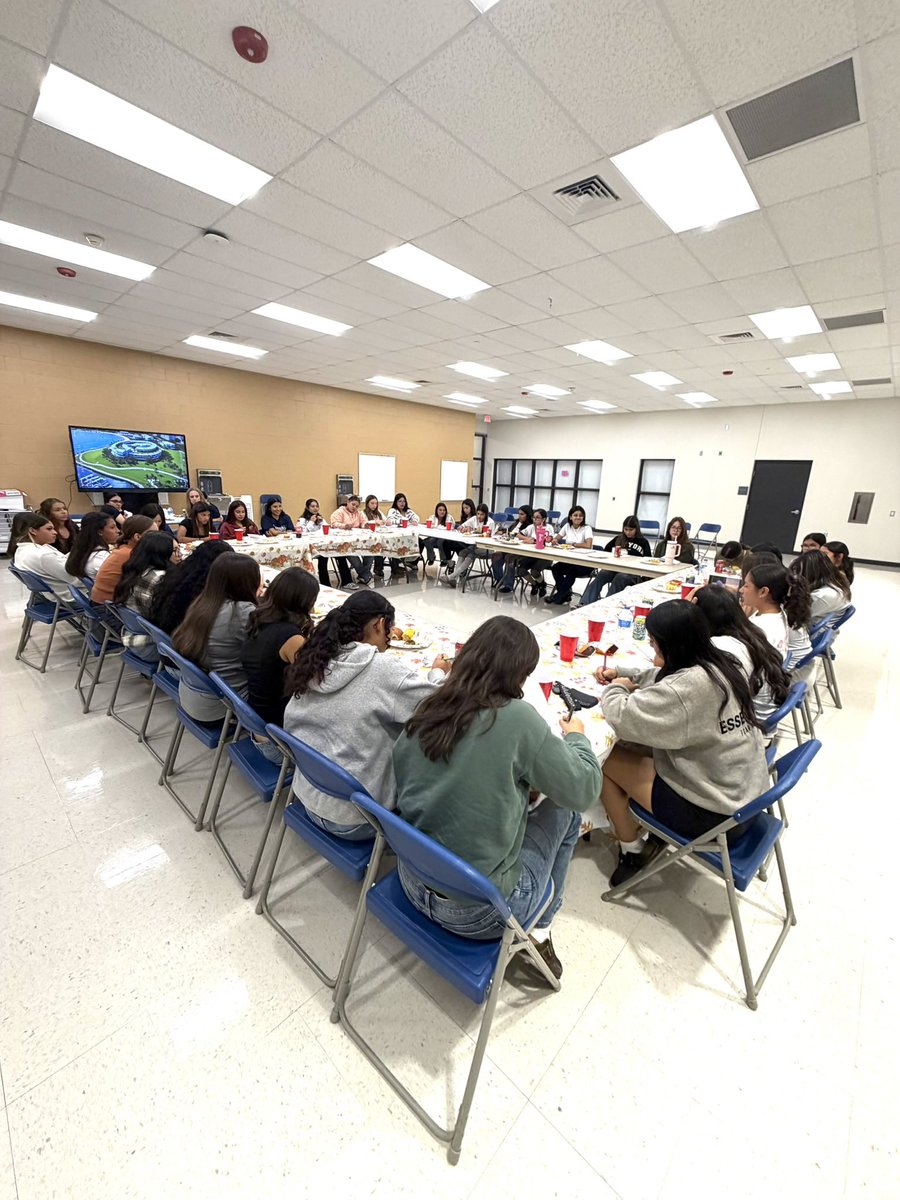 EastwoodSBall's tweet image. Happy Thanksgiving, from our family to yours 💛🥎💙