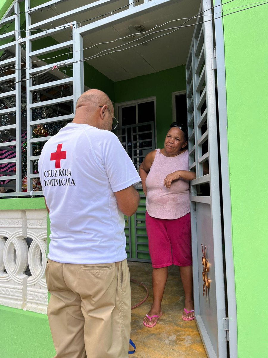 Voluntarios de la Cruz Roja Dominicana, filial Santo Domingo Norte, con el apoyo del personal técnico de la Sede Central, realizan censo en la comunidad de Arroyo Constanzo Primero, Punta de Villa Mella,con el objetivo de evaluar los daños provocados por el huracán Melissa.