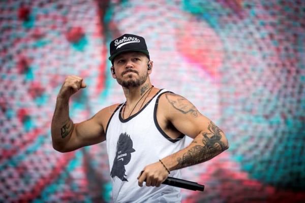 Residente: "No soy chileno, pero no puedo quedarme callado ante la posibilidad de otro Pinochet. Es preocupante que exista un candidato tan terrible, retrógrado y oscuro como Kast. Si fuera chileno, jamás permitiría que alguien como Kast llegue al poder"

Residente la tiene clara