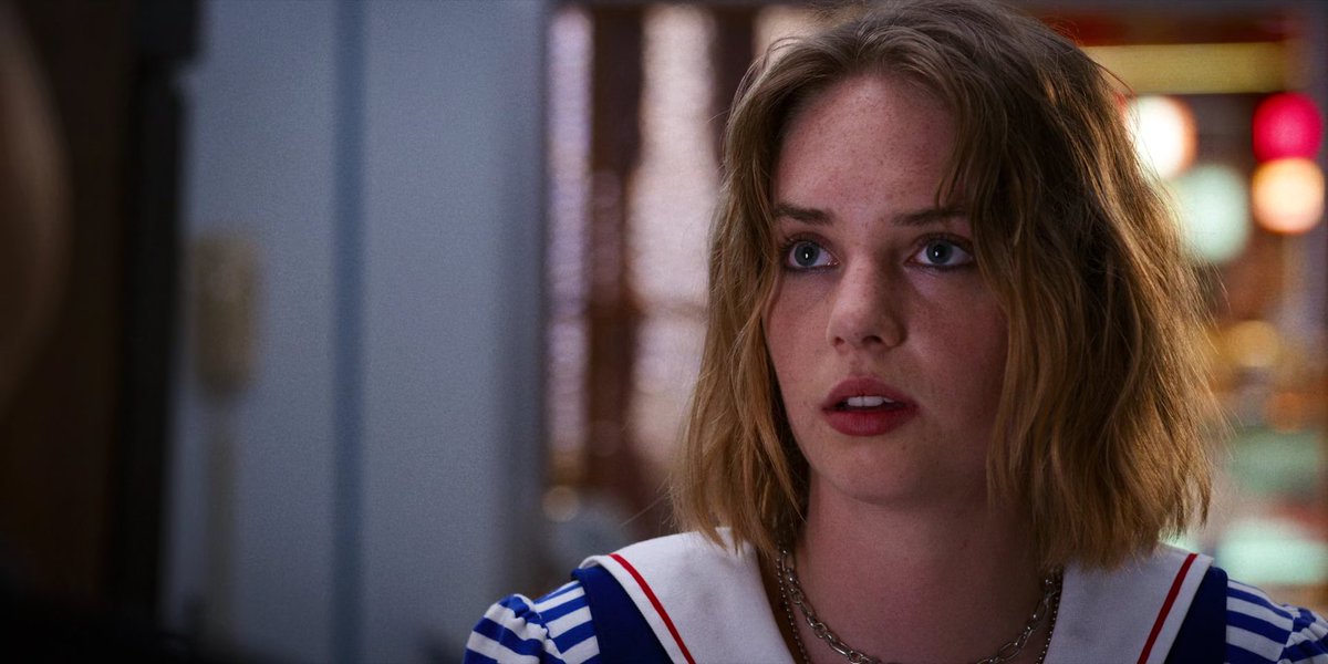 mayahawkebrasil's tweet image. PRECISAMOS falar o quanto a Robin é uma das personagens mais inteligentes e prestativas de Stranger Things! Ela sozinha:

• Decifrou o código russo e encontrou a base deles em Hawkins.
• Descobriu que a música era a chave para escapar do Vecna, salvando a Max.
• Passa os…