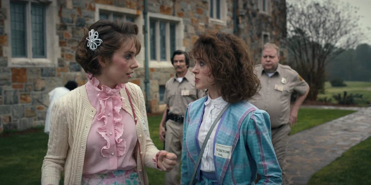 mayahawkebrasil's tweet image. PRECISAMOS falar o quanto a Robin é uma das personagens mais inteligentes e prestativas de Stranger Things! Ela sozinha:

• Decifrou o código russo e encontrou a base deles em Hawkins.
• Descobriu que a música era a chave para escapar do Vecna, salvando a Max.
• Passa os…