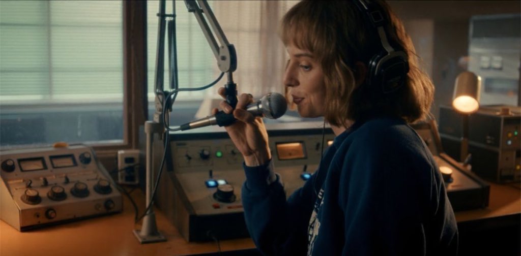 mayahawkebrasil's tweet image. PRECISAMOS falar o quanto a Robin é uma das personagens mais inteligentes e prestativas de Stranger Things! Ela sozinha:

• Decifrou o código russo e encontrou a base deles em Hawkins.
• Descobriu que a música era a chave para escapar do Vecna, salvando a Max.
• Passa os…