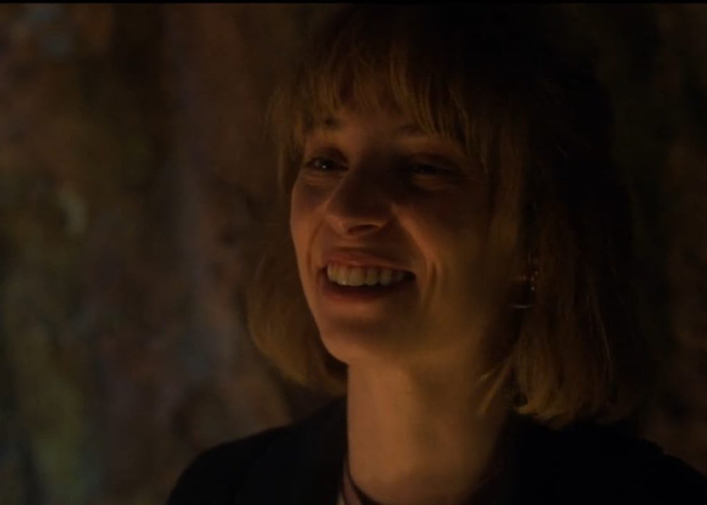 mayahawkebrasil's tweet image. PRECISAMOS falar o quanto a Robin é uma das personagens mais inteligentes e prestativas de Stranger Things! Ela sozinha:

• Decifrou o código russo e encontrou a base deles em Hawkins.
• Descobriu que a música era a chave para escapar do Vecna, salvando a Max.
• Passa os…