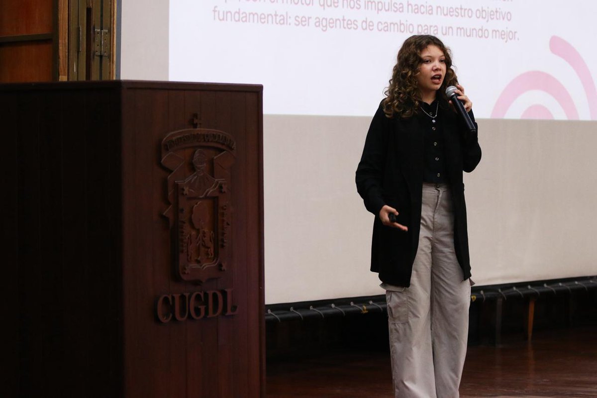 AlbCastellanos's tweet image. ¡Vamos con todo en el 3er día del Bootcamp! 🌎
Nuestras y nuestros estudiantes de primer ingreso están explorando los grandes dilemas globales del siglo XXI y desarrollando proyectos que conectan conocimiento, realidad y futuro. Un gusto acompañarles en esta primera experiencia!