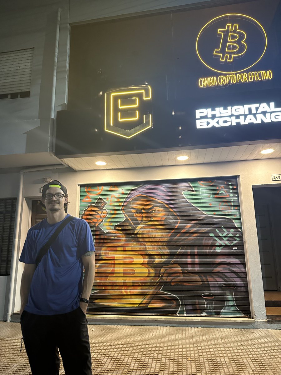 GrabowskiDylan's tweet image. Hanging out here in Buenos Aires, convincing people to use DeFi instead.