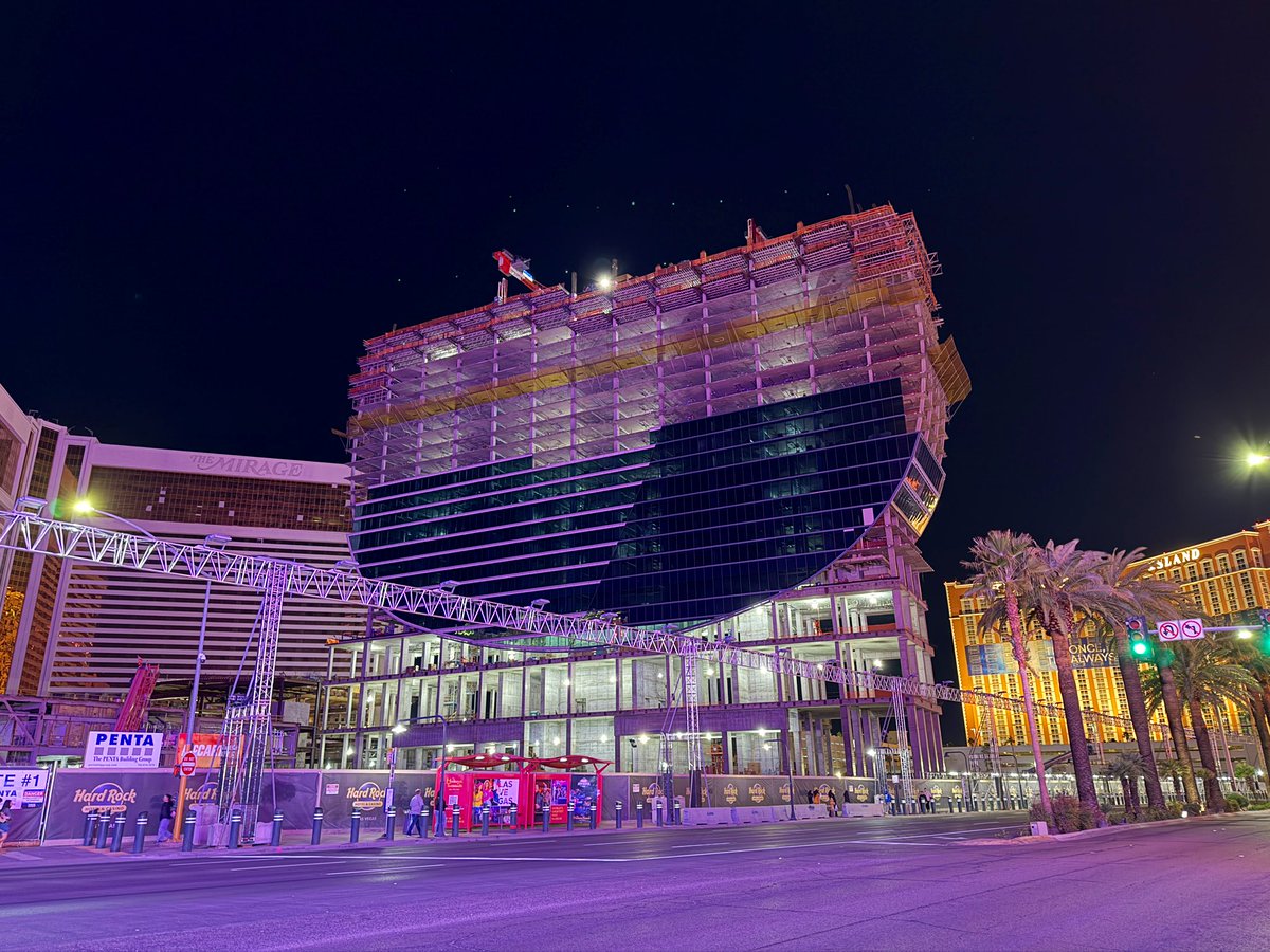 The Guitar-shaped Hard Rock Hotel \u0026 Casino on the Las Vegas strip is  massive and going up fast! Opening in 2027. 🎰 🎸, image size:1200x900