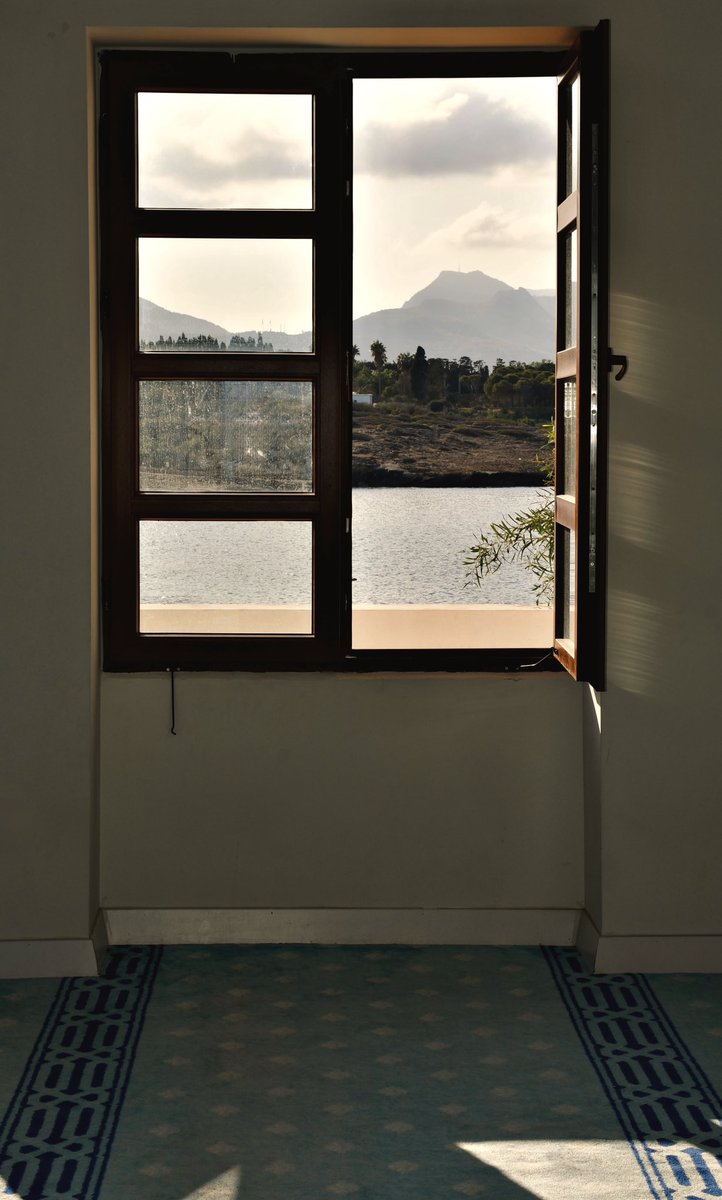 “Bu dünya bir pencere,
Her gelen baktı geçti.”