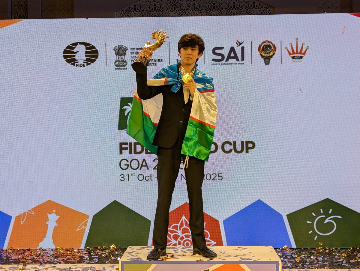 ChessbaseIndia's tweet image. Javokhir Sindarov is the winner of FIDE World Cup 2025, Wei Yi second and Andrey Esipenko third

Top 3
🥇@GMJSindarov🇺🇿
🥈Wei Yi🇨🇳
🥉Andrey Esipenko

📷Shahid Ahmed

#Chess #ChessBaseIndia #FIDEWorldCup #Winner #Top3 #Uzbekistan #China #ItsYourMove #Goa #India