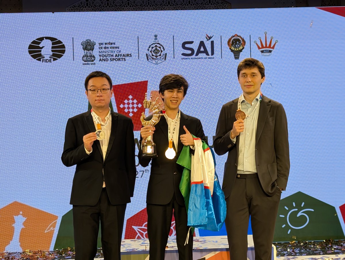 ChessbaseIndia's tweet image. Javokhir Sindarov is the winner of FIDE World Cup 2025, Wei Yi second and Andrey Esipenko third

Top 3
🥇@GMJSindarov🇺🇿
🥈Wei Yi🇨🇳
🥉Andrey Esipenko

📷Shahid Ahmed

#Chess #ChessBaseIndia #FIDEWorldCup #Winner #Top3 #Uzbekistan #China #ItsYourMove #Goa #India
