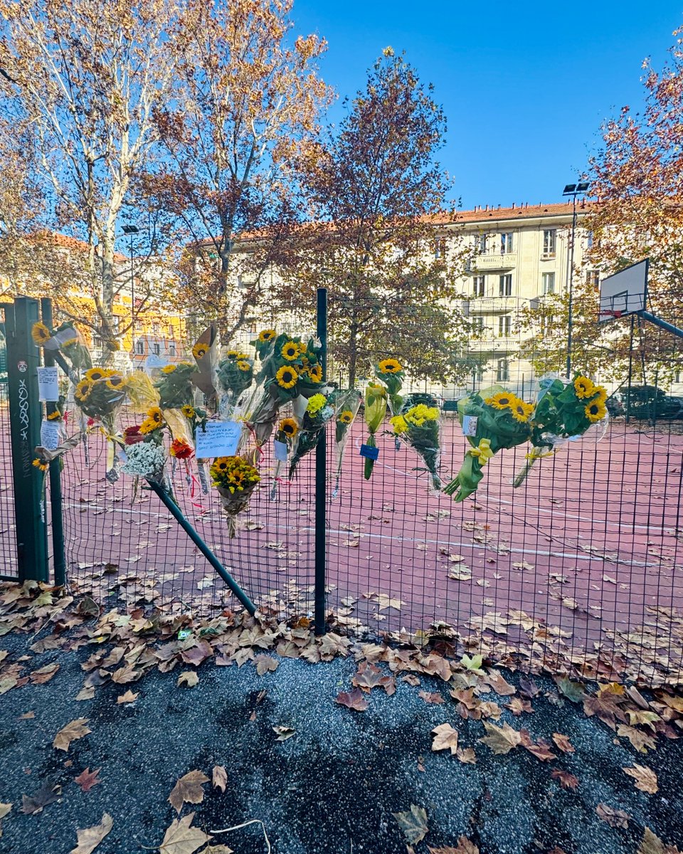 parallelecinico's tweet image. Milano, campetto di via Dezza: da ieri sera, dopo il nostro post sulla vicenda alcune persone hanno iniziato a portare dei girasoli. Ci dicono che questa mattina ci sia stato un incredibile viavai che sta proseguendo anche in questo momento. Qualcuno ha anche riscritto il…