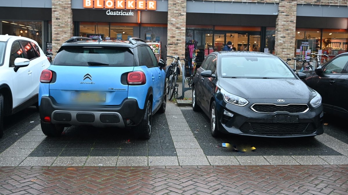 Automobilist rijdt tegen geparkeerde auto's aan op parkeerplaats Geesterduin