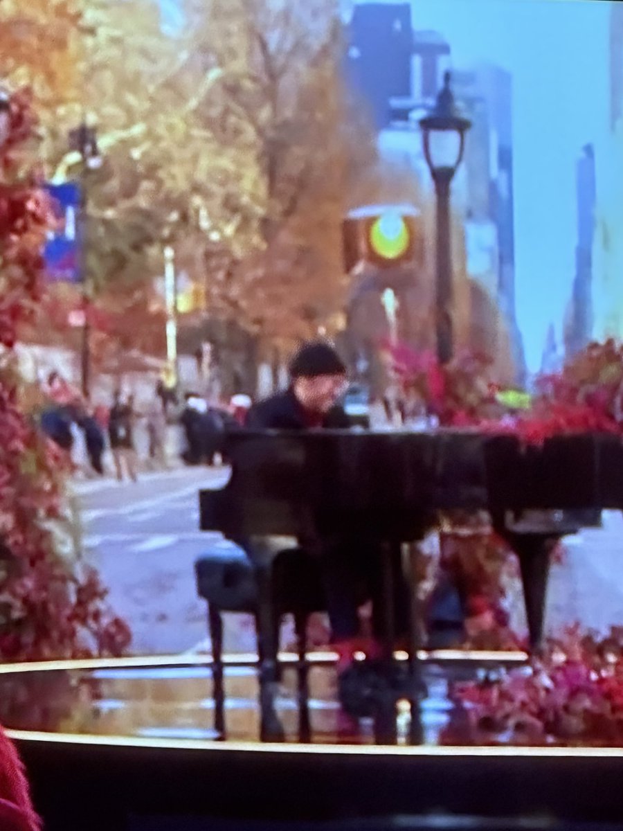 Inez70212693's tweet image. Mad props to this pianist in the #MacysThanksgivingParade opening. He is quite talented and was totally doing justice to this classic song. Made my morning!  #macysparade #SupporttheArts
