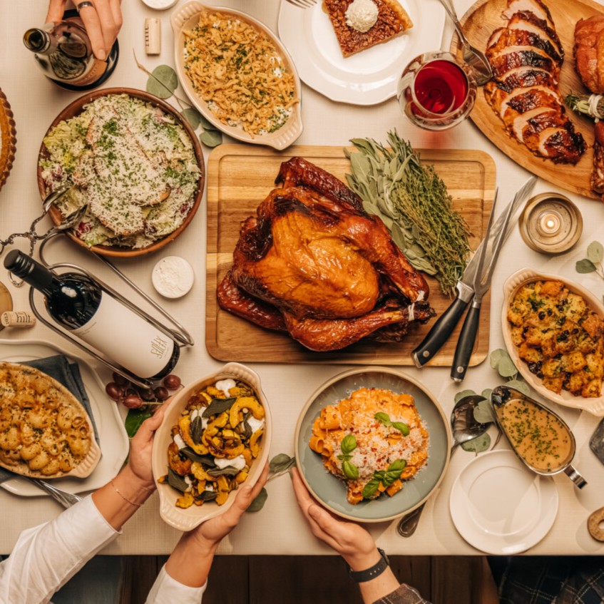 factpostnews's tweet image. New data reveals that Thanksgiving will cost the average American nearly $1,000.