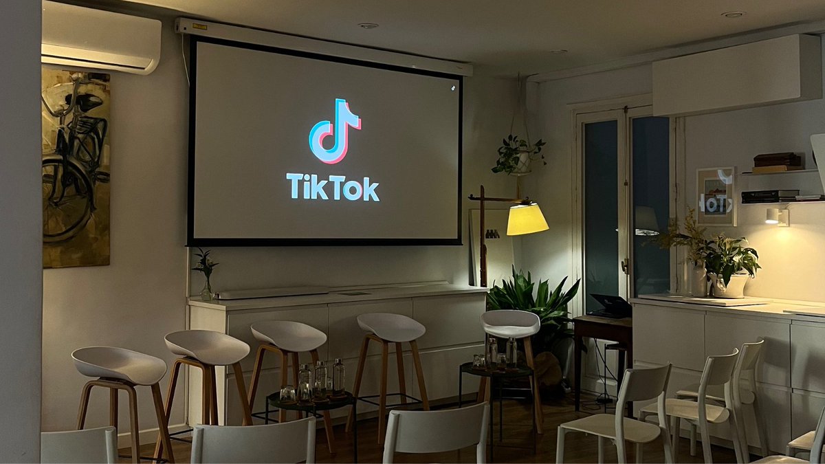 El auge de @tiktok_es ya no es una moda: es una profesión. TikTok LIVE deja de ser solo charla espontánea y se consolida como un ecosistema profesional: un 48 % de aumento en nuevos creadores, transmisiones con calidad, seguridad por defecto y vías de monetización estructuradas.