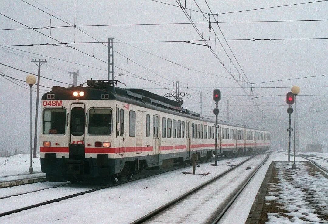 440-048 entrando en la Estación de Busdongo con un Regional León-Gijón... en enero de 1999... años después fue vendida a los ferrocarriles chilenos foto de xavier-espanol #renfe #busdongo #ferrocarril #tren #trenni #train
