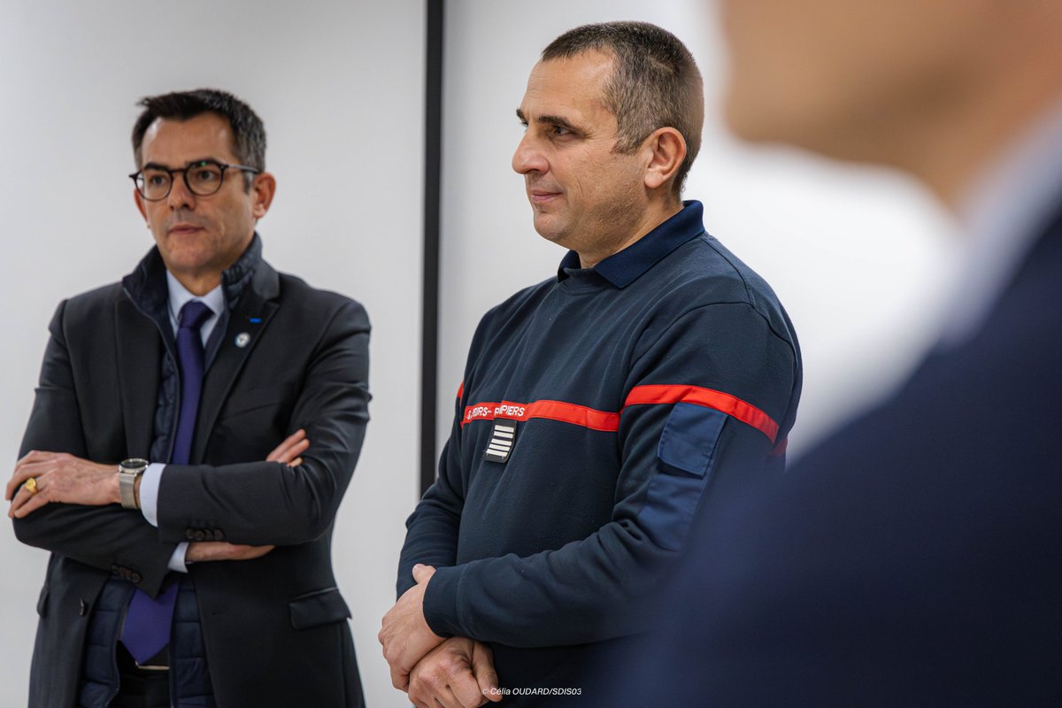 Pompiers03's tweet image. [#VIEDUCORPS]
1/3
👉Après 3 ans en tant que directeur départemental adjoint du SDIS03,le Colonel Gauthier CARRA quitte le Bourbonnais pour de nouveaux horizons professionnels.
📗Le 01/12,il prendra ses fonctions de directeur du service d’incendie et de secours de la Corse-du-Sud