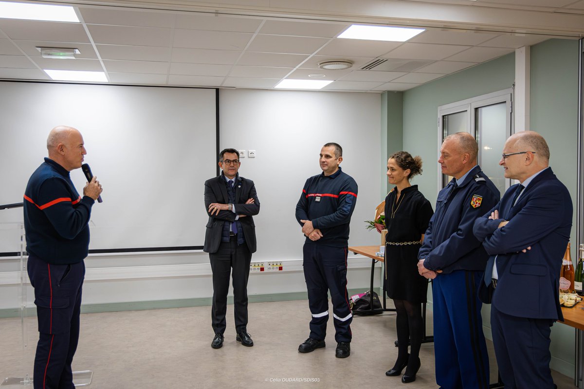 Pompiers03's tweet image. 2/3
🤝Ce lundi, les personnels du SDIS03, entourés des autorités et des élus, se sont réunis à l’État-Major. ➡️L’occasion pour tous de saluer son professionnalisme exemplaire et l’investissement constant dont il a fait preuve au service de notre établissement.
