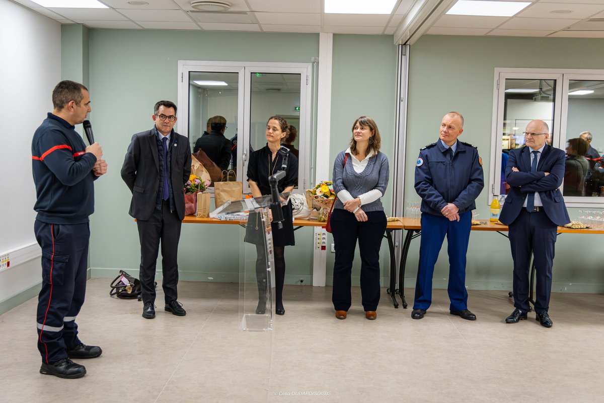 Pompiers03's tweet image. 2/3
🤝Ce lundi, les personnels du SDIS03, entourés des autorités et des élus, se sont réunis à l’État-Major. ➡️L’occasion pour tous de saluer son professionnalisme exemplaire et l’investissement constant dont il a fait preuve au service de notre établissement.