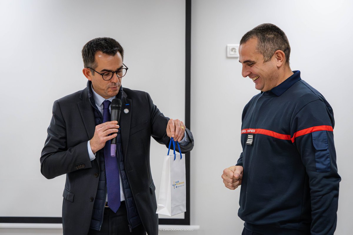 Pompiers03's tweet image. 3/3
🙏L’ensemble du Corps départemental des sapeurs-pompiers de l’Allier lui adresse ses vœux de pleine réussite dans ses nouvelles fonctions.
📷C.OUDARD/SDIS03