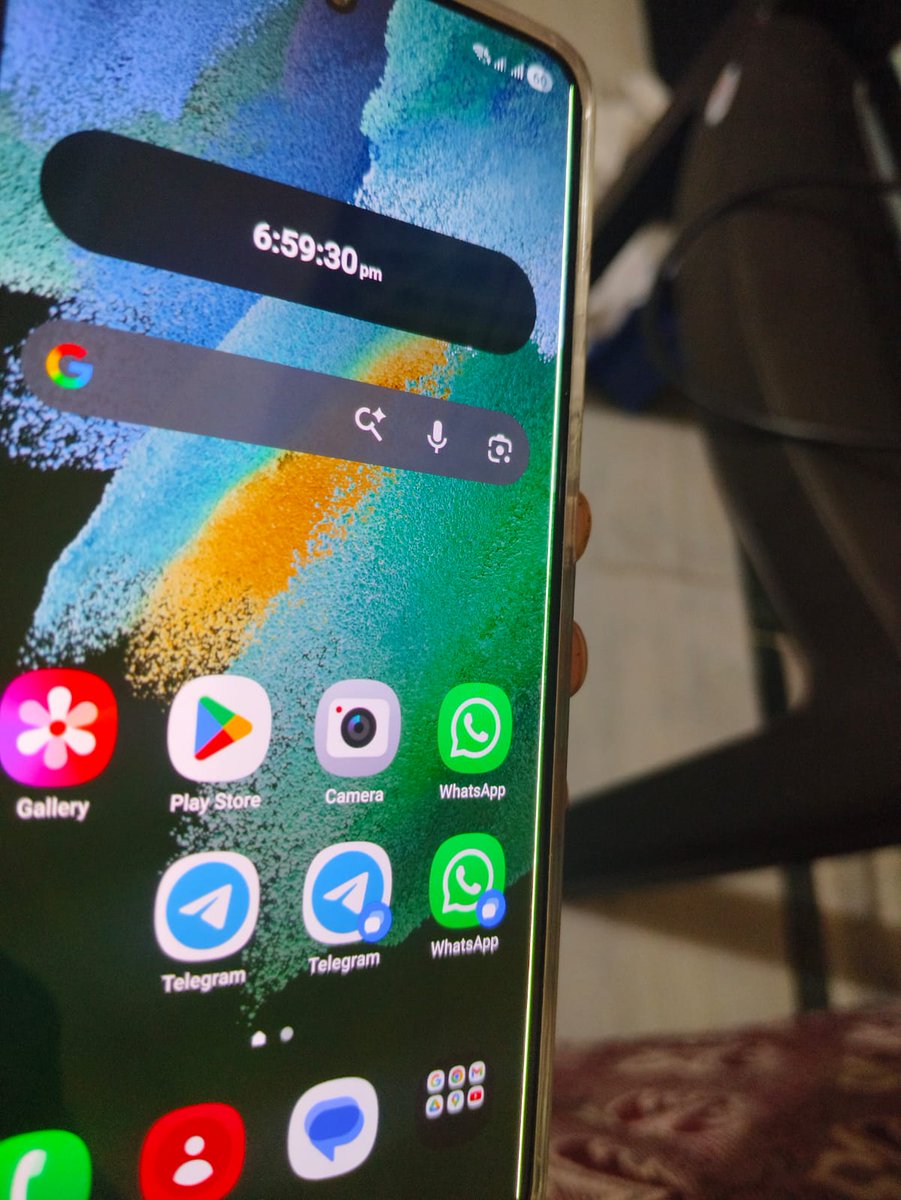 shashikanth91's tweet image. I’m suddenly seeing a green line on my Samsung phone screen. No drops, no damage. This seems to be a common issue @SamsungIndia,@SamsungMobile @Samsung please address this! #Samsung #GreenLineIssue #samsung #s21fe