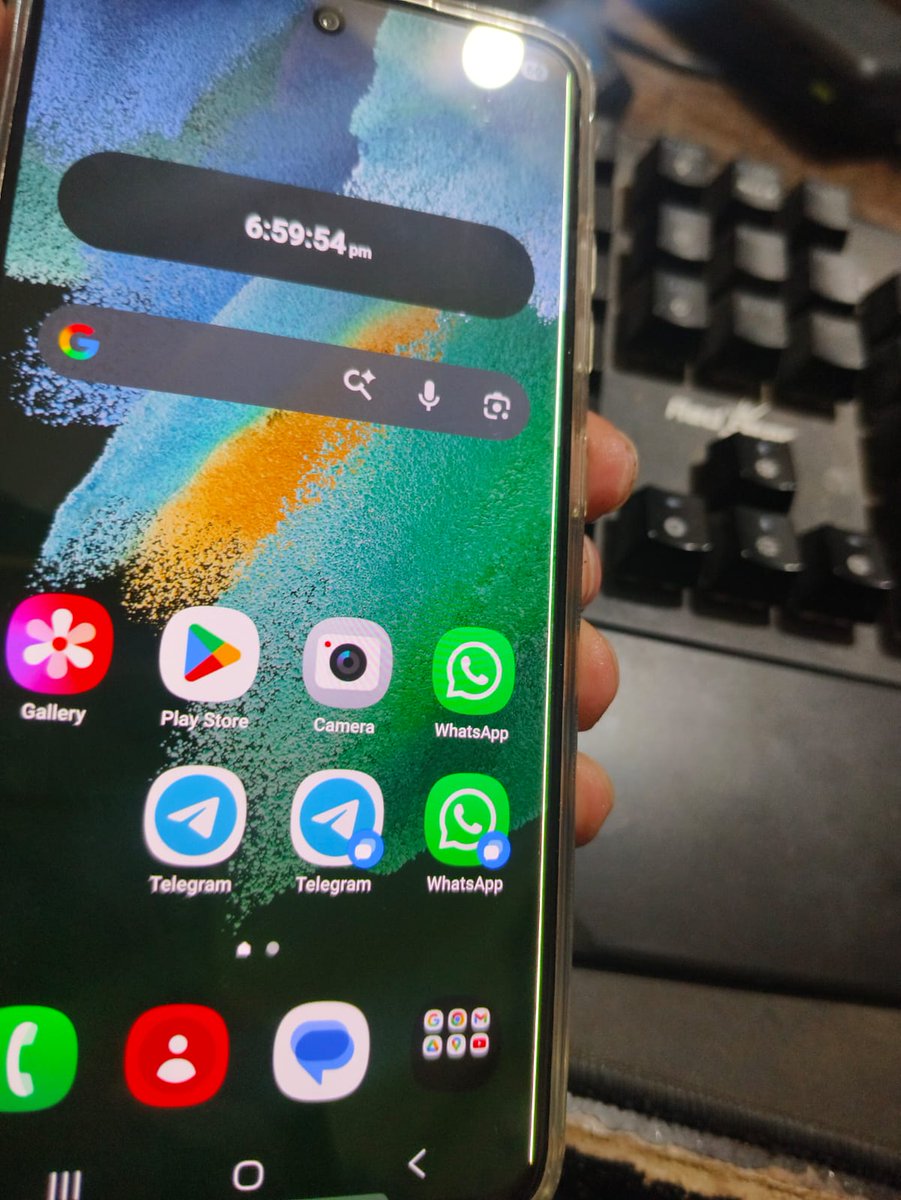 shashikanth91's tweet image. I’m suddenly seeing a green line on my Samsung phone screen. No drops, no damage. This seems to be a common issue @SamsungIndia,@SamsungMobile @Samsung please address this! #Samsung #GreenLineIssue #samsung #s21fe