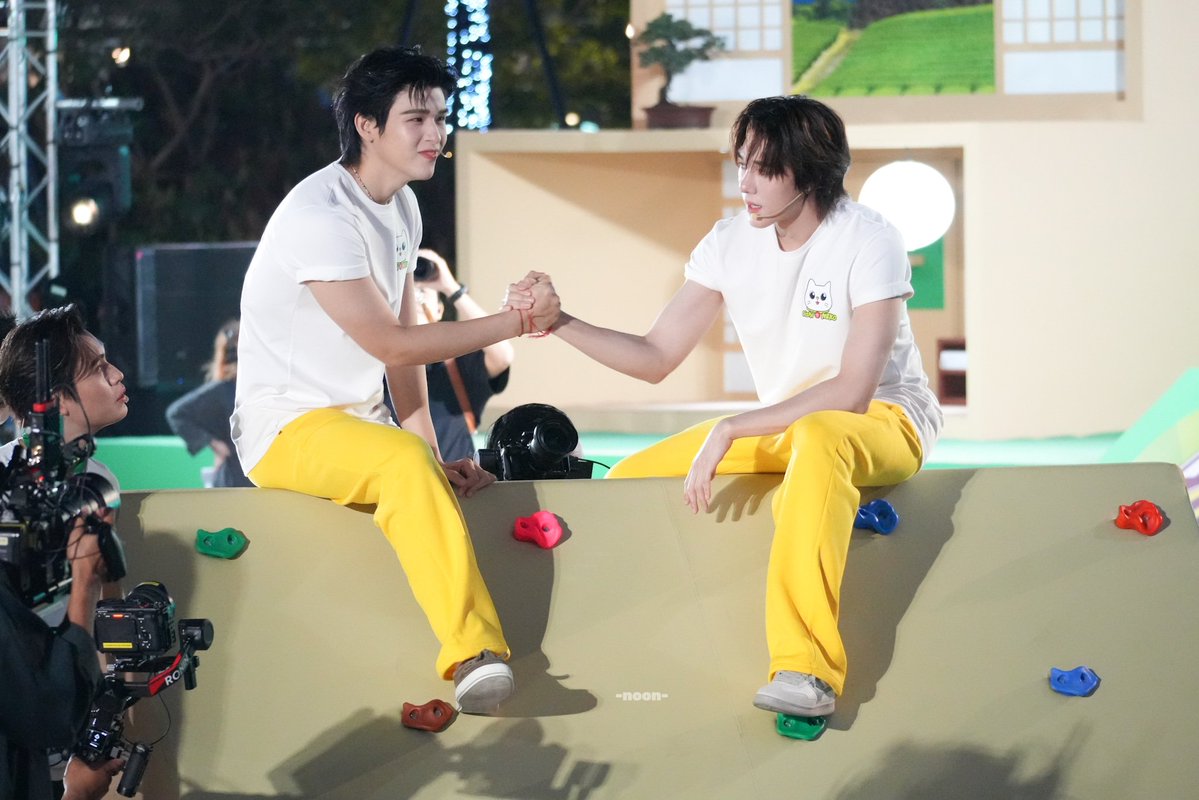 yoonoonz's tweet image. เพื่อนแบบสกายนานิคือ จะจับมือยังมองตากันไม่ได้ เจมกะพี่กอตจิสงสัยแทนทุกคนไปแล้วค่าาาา 😝🩷🩵❔

#OishiClubxSkyNani 
#OishiClubxGeminiFourth
#skywongravee #hirunkit_