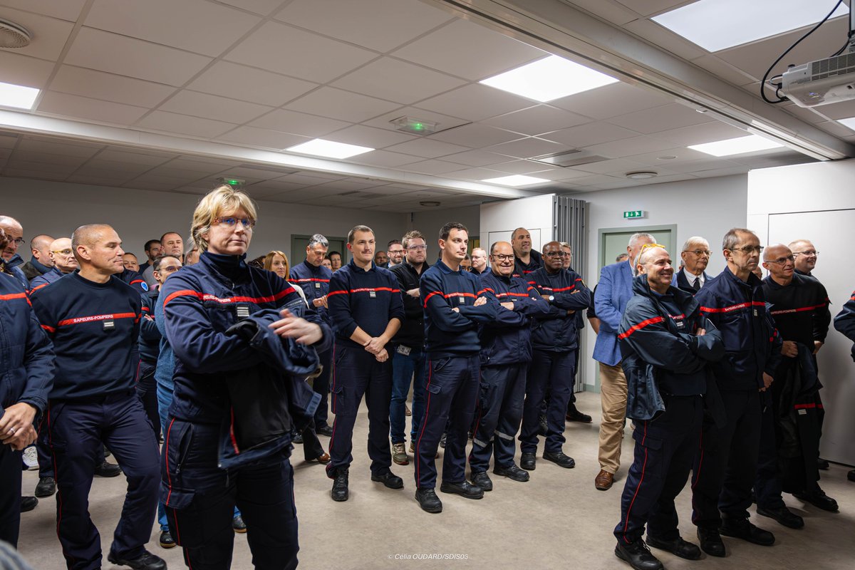 Pompiers03's tweet image. [#VIEDUCORPS]
1/3
👉Après 3 ans en tant que directeur départemental adjoint du SDIS03,le Colonel Gauthier CARRA quitte le Bourbonnais pour de nouveaux horizons professionnels.
📗Le 01/12,il prendra ses fonctions de directeur du service d’incendie et de secours de la Corse-du-Sud