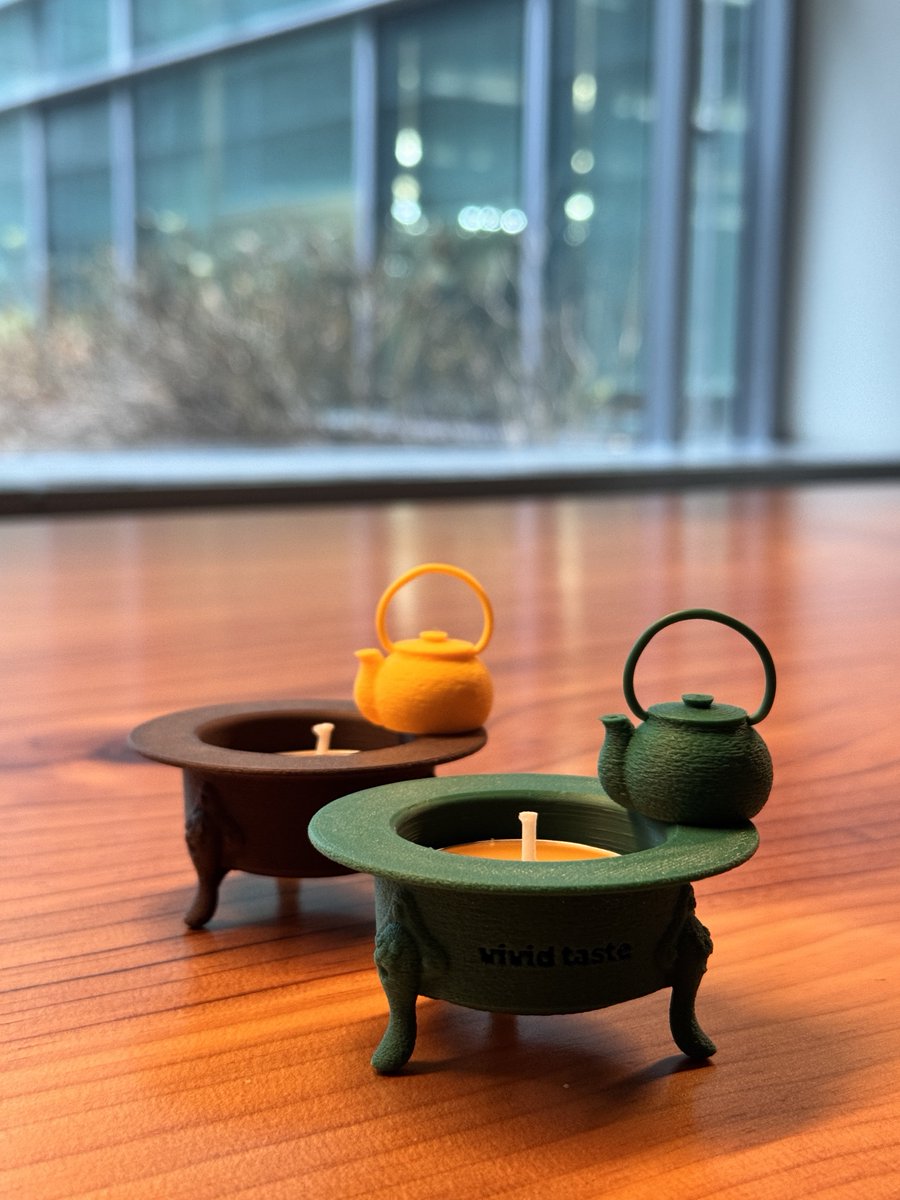 스산한 초겨울 날씨에 도착한 따순 선물… 화로 디자인 개발하실 때 손톱맨 헌 조언을 드렸는디 그것을 꼬옥 기억하시구 향기로운 꿀초까지 든 화로와 주전자를 챙겨 보내주셨지 뭐예요. 너무 앙증맞고 예쁜 겨울템! 

유채색 취향 (펀딩 중)
x.com/vividtaste8589…