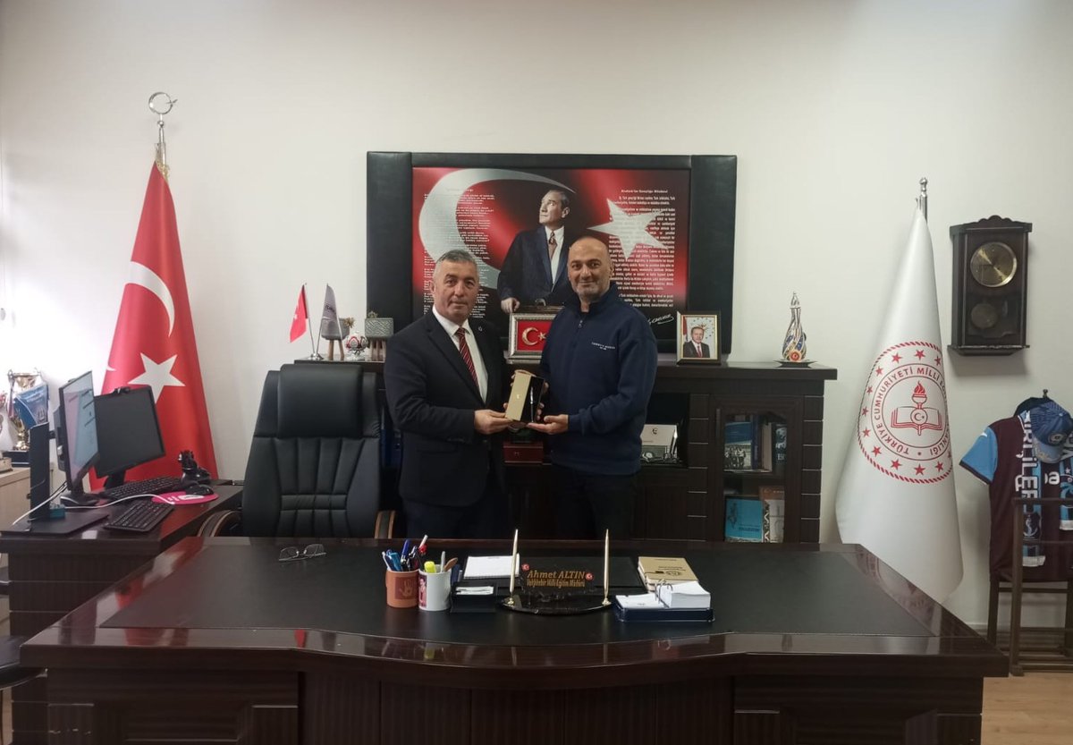 Bakanlığımızca Ankara’da düzenlenen 24 Kasım Öğretmenler Günü programına, bu yıl ilimizi temsilen ilçemiz öğretmenlerinden Sayın Adem Albayrak katılmış, Cumhurbaşkanımızın imzasını taşıyan kalemi teslim almış selamlarını İlçe Millî Eğitim Müdürümüz Sayın Ahmet ALTIN’a iletmiştir.