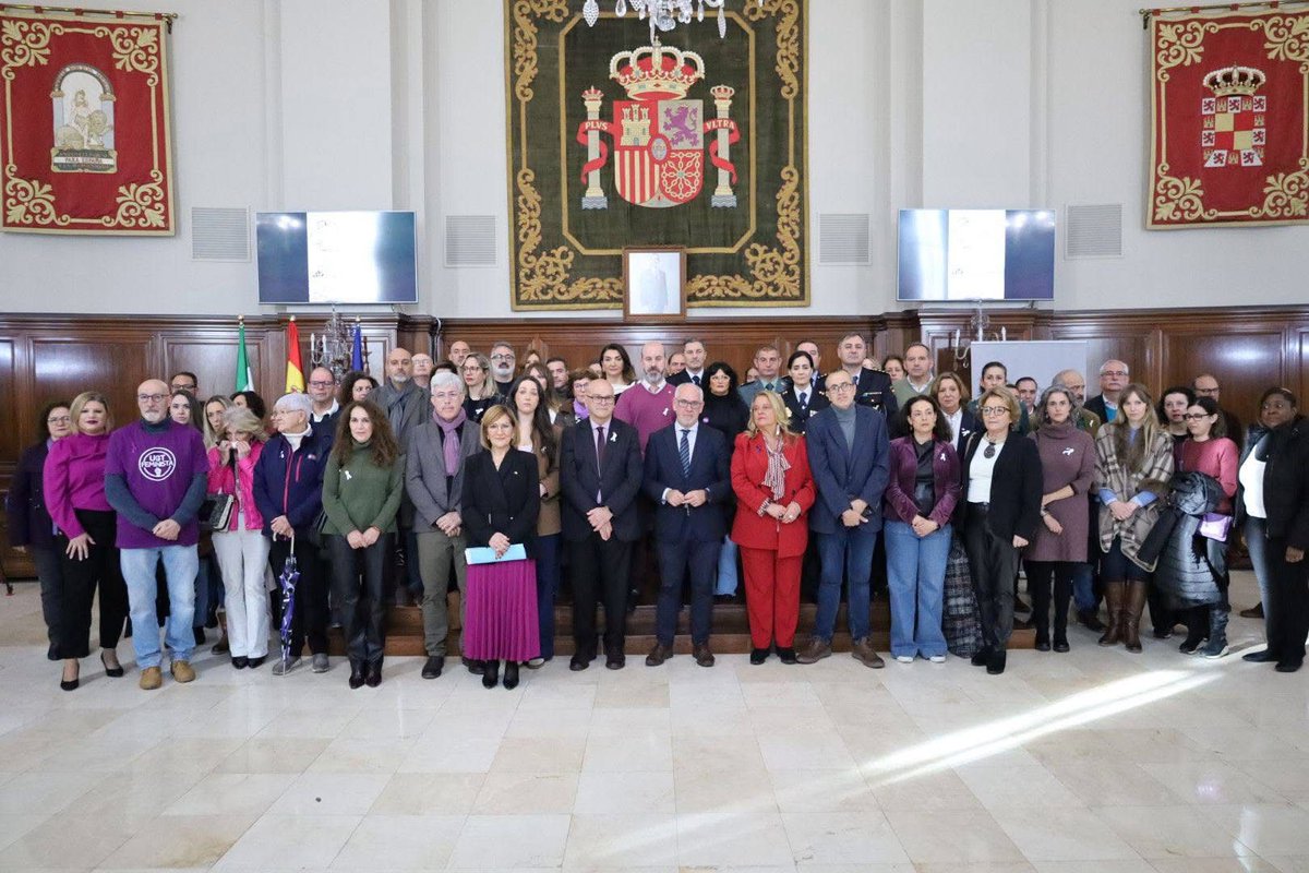 La delegación de Jaén de nuestro Colegio se une a los actos del 25N en la Subdelegación de Gobierno y el Ayuntamiento de la Ciudad recordando a las víctimas de violencia. 
#25N #ViolenciaDeGénero #CompromisoJuvenil