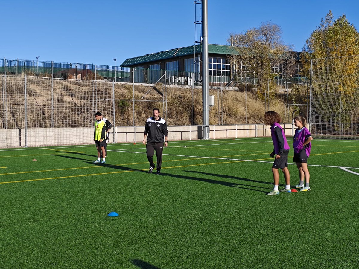 El curso UEFA 🅱️ que se desarrolla en las instalaciones del <a href="/SportingDeHorta/">A.D. Sporting de Hortaleza</a> terminó este miércoles el Módulo 'JUGADORES' del Área 'PARTIDO' con el profesor Roberto Díaz <a href="/Pika2011/">Pika</a>.

El alumnado tuvo una parte teórica y otra práctica para desarrollar los conocimientos adquiridos.