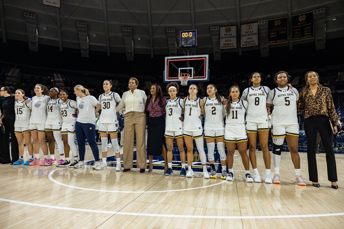 ndwbb's tweet image. thankful today + every day 

Happy Thanksgiving from our family to yours 💚 

#GoIrish