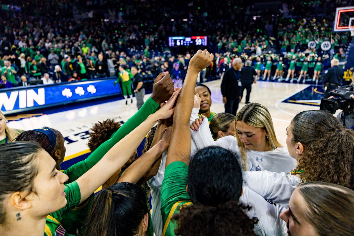 ndwbb's tweet image. thankful today + every day 

Happy Thanksgiving from our family to yours 💚 

#GoIrish