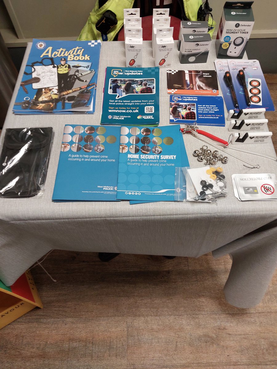 Sutton_WMP's tweet photo. PCSO Florence and Engagement officer from Sutton Vesey Neighbourhood Team attended Communitea Cafe in Boldmere, giving crime prevention advice and talking to local residents about issues in the area. #crimeprevention #StaySafe
@BrumPolice https://t.co/n3oul2edNB