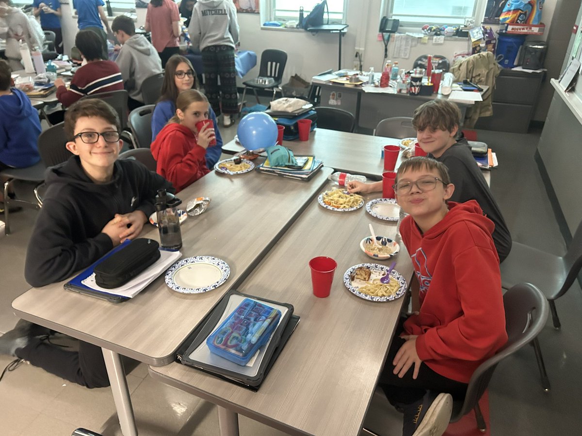 ChevalierFPCS's tweet image. Happy Thanksgiving 🦃🍁🍽 

Photos from Friday’s Friendsgiving celebration to celebrate our We Do Care winners! #HappyThanksgiving