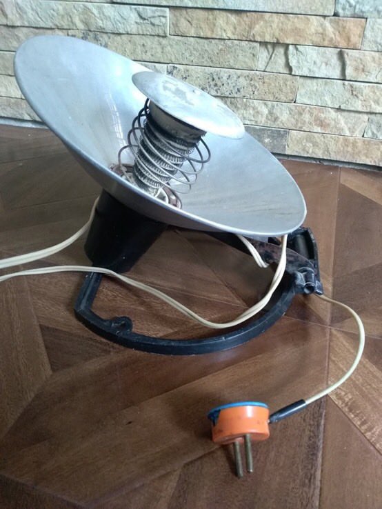 malayskier's tweet image. Племянник-морпех прислал с Запорiжжя,  говорит это интернет антенна Старлинк от Илона Маска. 
Вся Москва без интернета, а я вот в твиторе строчу 
Вате завидовать