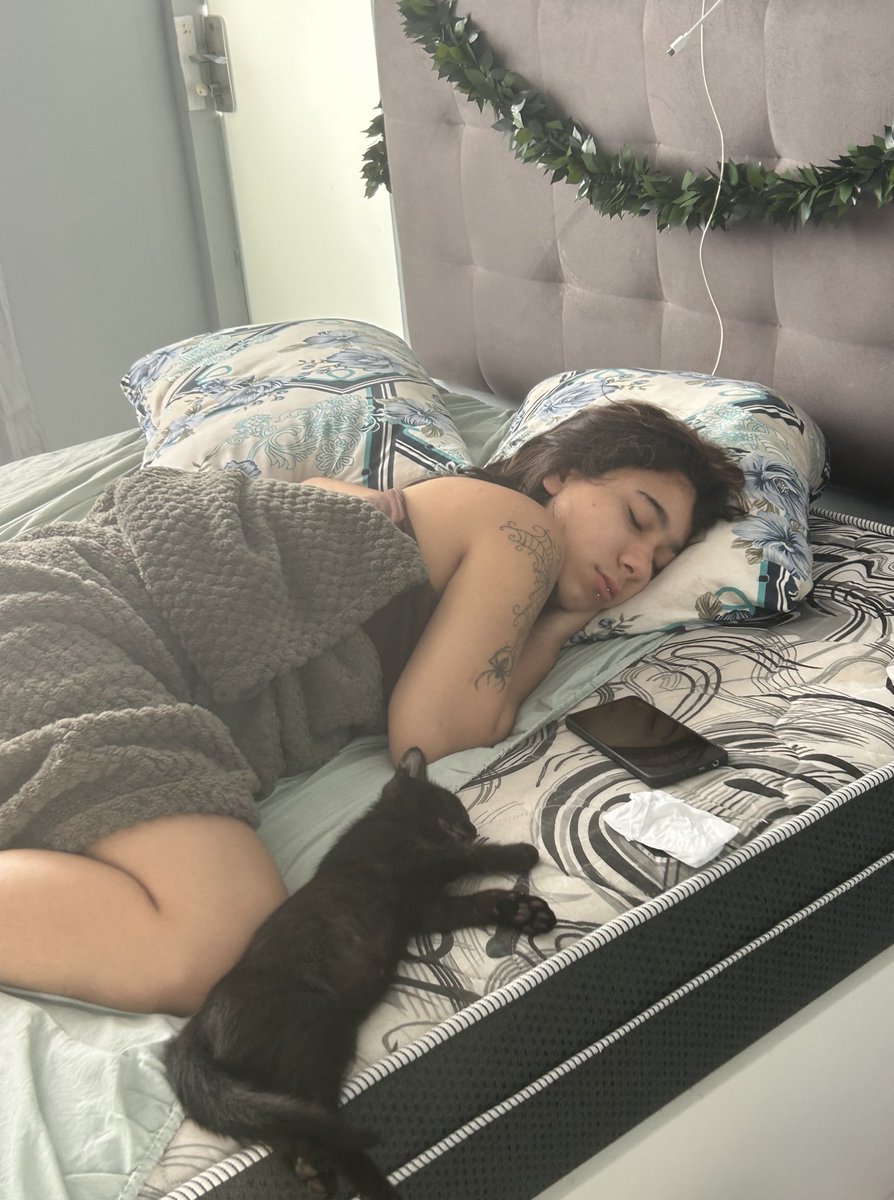 anotherfullife's tweet image. eu chego da faculdade e me deparo com essa cena