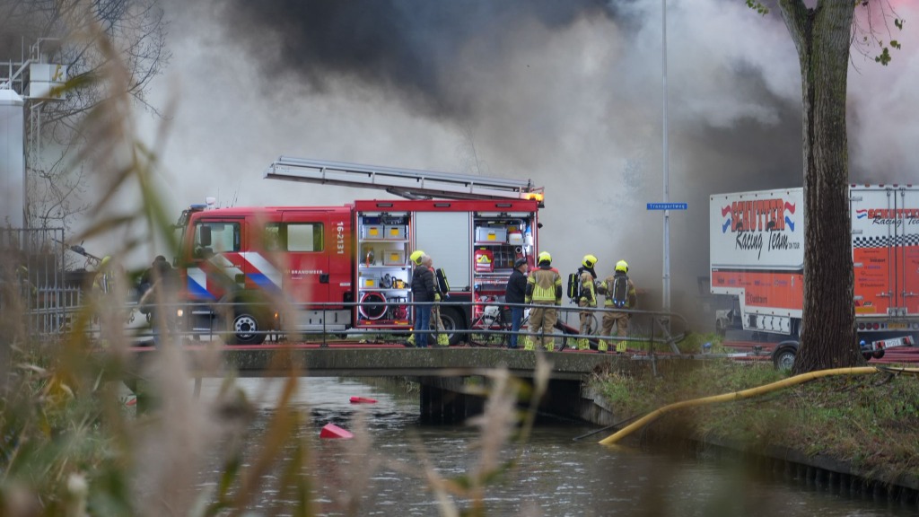 Grote brand in Nieuwkoop met explosies