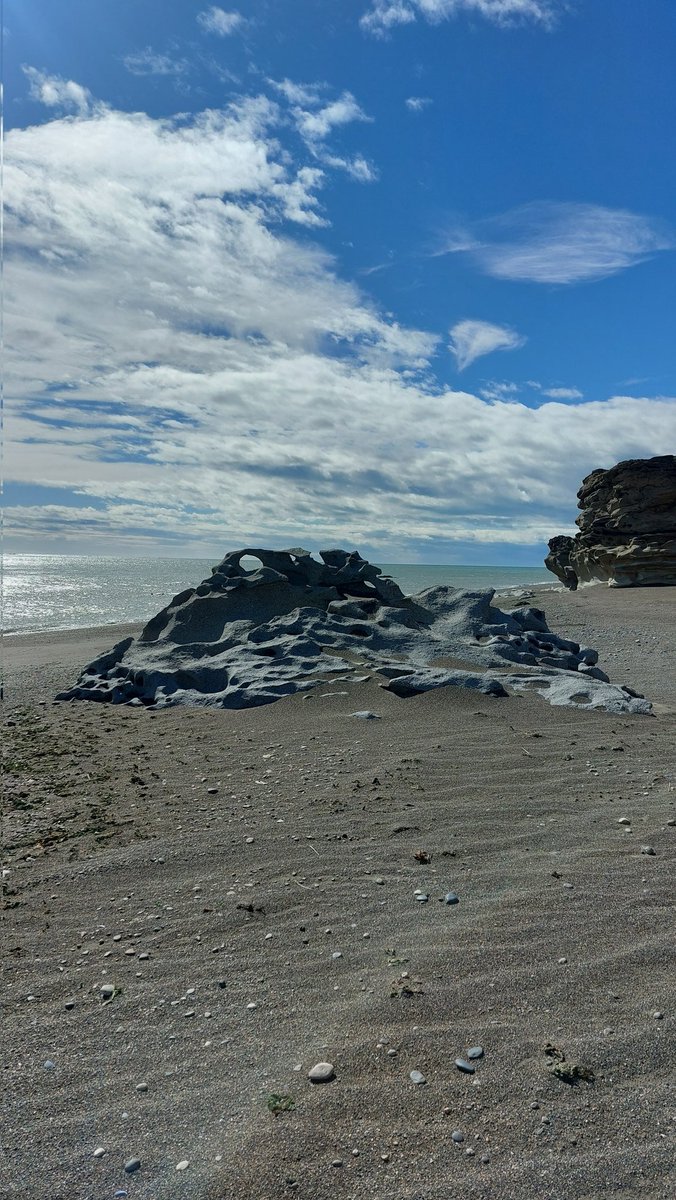 Earlier today we had a hike to Cabo Peñas and the eroded rocks were very interesting🌊