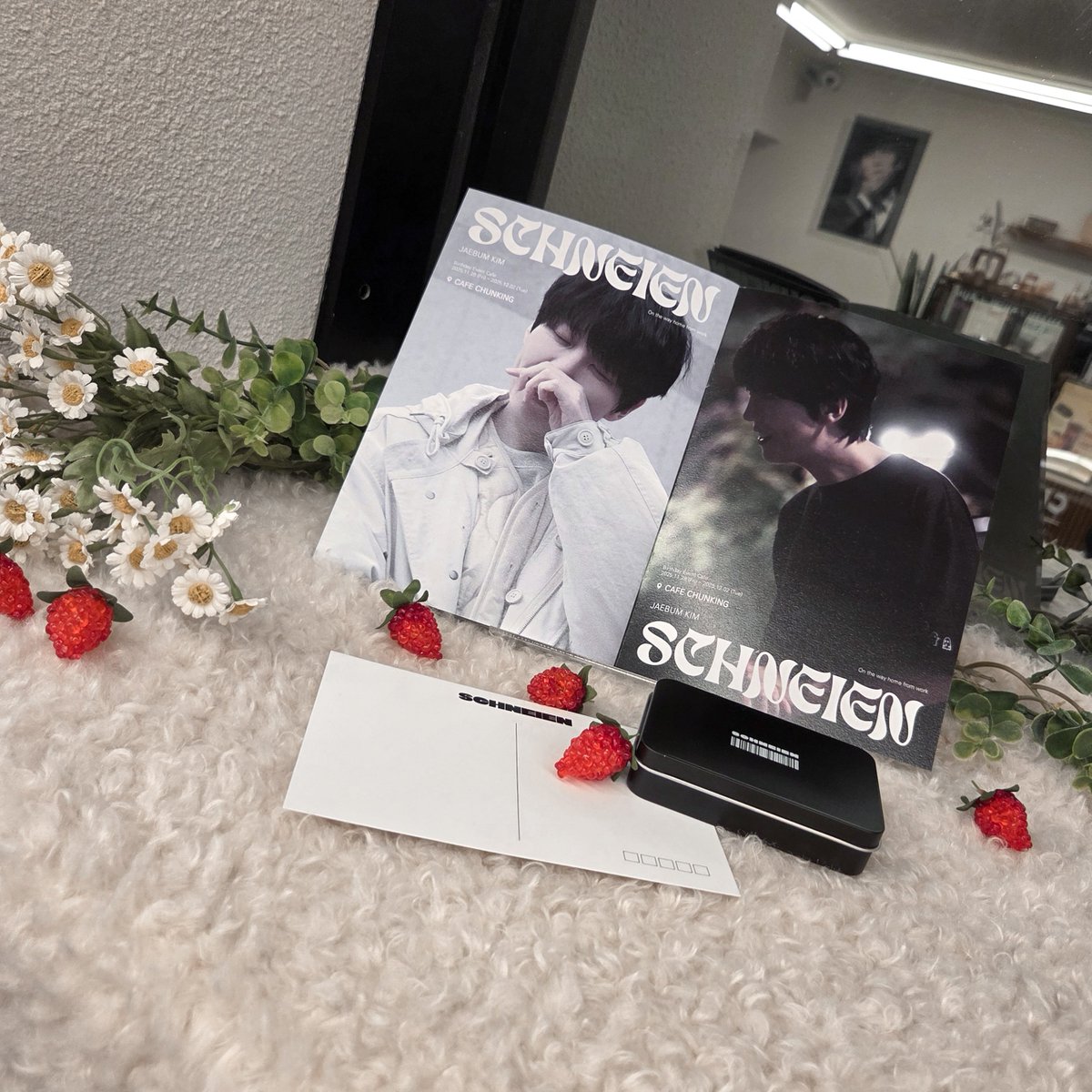 1NN4MORATA's tweet photo. 𝗦𝗖𝗛𝗡𝗘𝗜𝗘𝗡 ; 눈이 내린다 

 카페 디피가 완료되었습니다. 내일부터 음료 주문과 함께 특전을 요청해 주세요. 

#_SCHNEIEN
#Look_back_on_2025 https://t.co/15CR1VrA0m