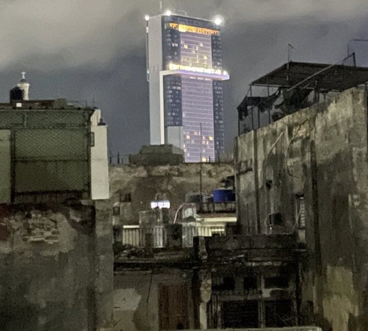 CubaPoliceAbuse's tweet image. 2025 in a nutshell #Cuba 
🧵🇨🇺 1/
Every Cuban knows it, but it needs to be said loud and clear:
2025 has been another year of suffering on the island.
More blackouts. More political prisoners. More hunger. More disease.
Same tyranny. Same disaster.
#SOSCuba