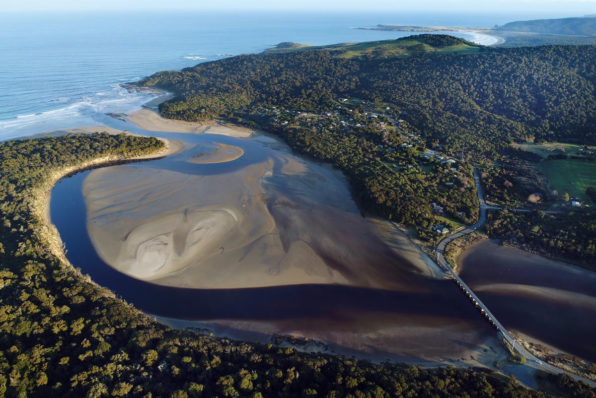 #SoundOfServcie Otago Daily Times (New Zealand): Helicopter crew rescues group stranded on New Zealand rocks - A riptide along a beach stranded the group Nov. 24 near Papatowai in the Catlins, South Island.
🔎 Link to the news: shorturl.at/PxnbX