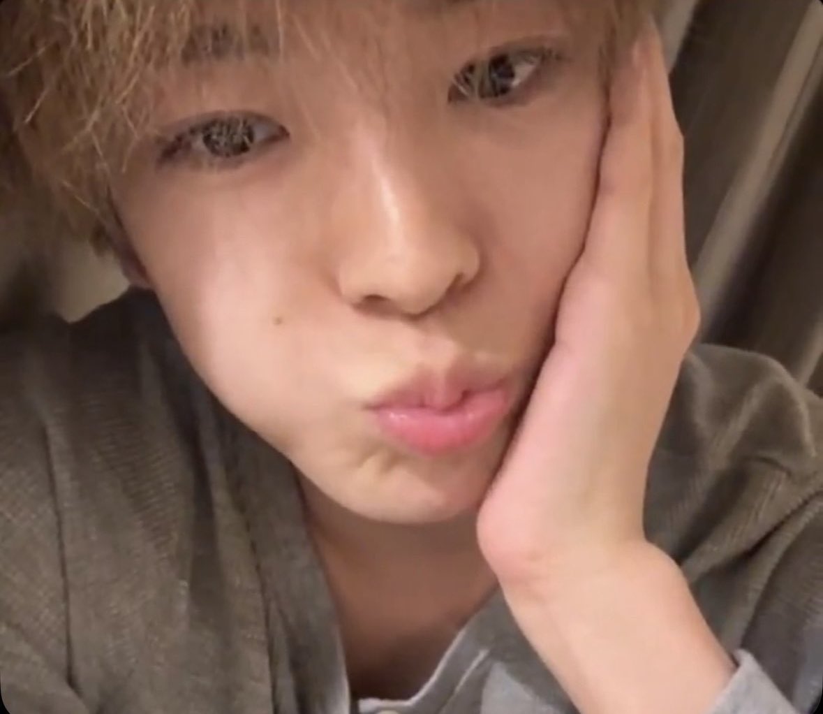 fromanothestar's tweet image. 근데솔직히ㅈㄴ귀엽게생기긴함 ㅜㅜ